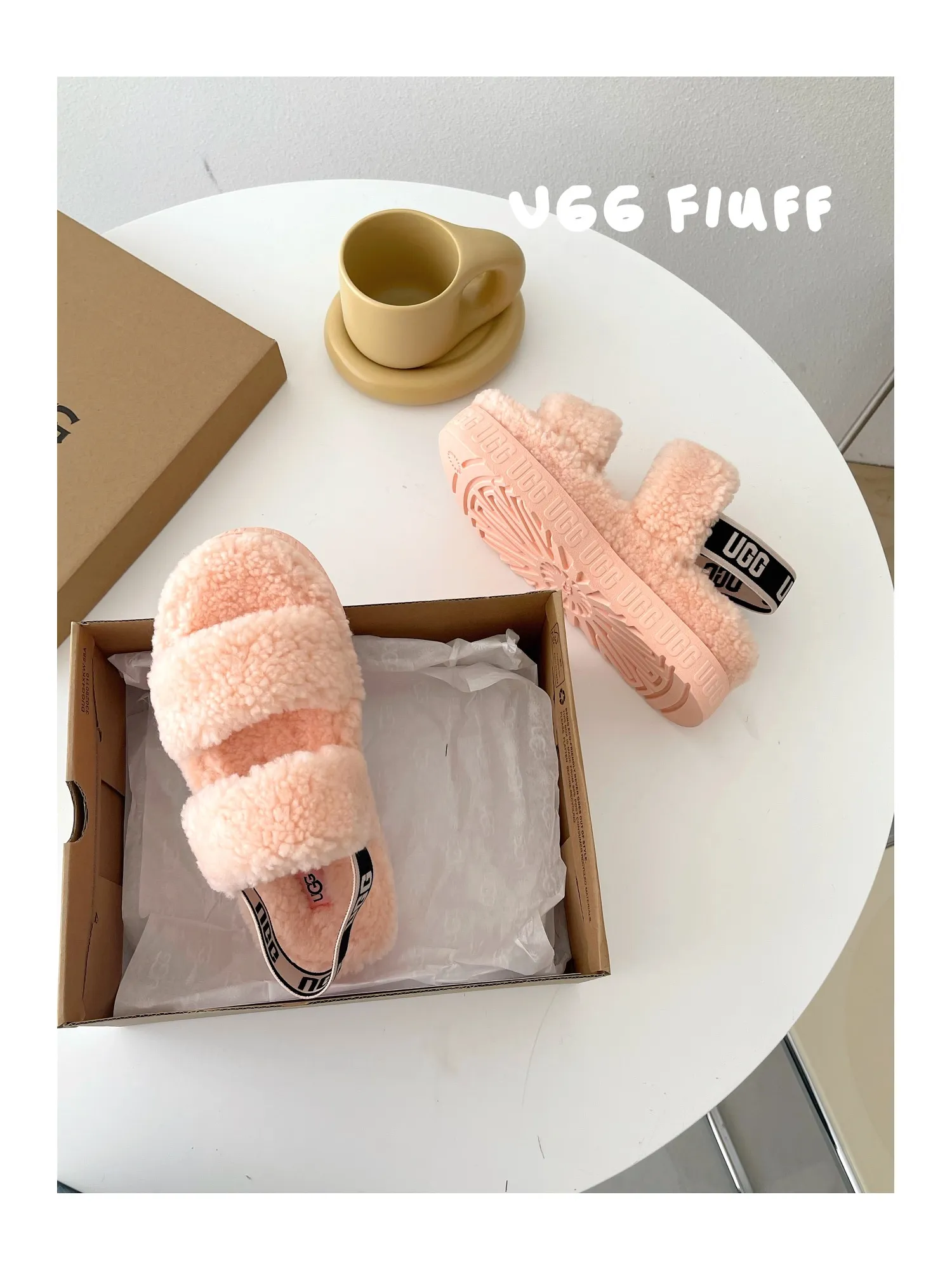 💰440 UGG sheepskin all-in-one snow boots 0876 new autumn and winter style Zhou Dongyu's same style furry slippers Product name: Ovlafita, Longfeng Teddy fur muffin bottom slippers, new at the counter simultaneously It is an upgraded version of the classic oh yeah sandals, the corrugated sheepskin material is used to make it more fashionable and cool, the heel strap is the highlight of the entire design, the muffin bottom visually increases, good news for small sisters, large quantities in stock Code number: 35-41 Color: white, gray, black, pink, army green, maroon